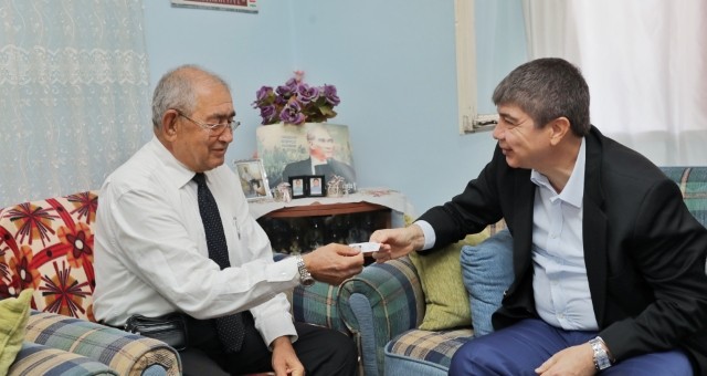 Türel: Gazi’nin gönlünü aldı  ‘Kartınızı şerefle taşıyın’