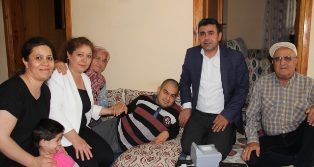 Serik’te Engelli Vatandaşlara Evde Yeni Kimlik Kartı Uygulaması