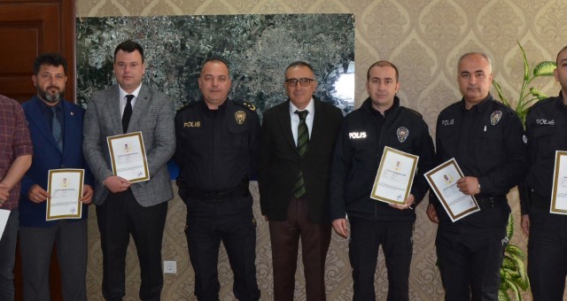 Polislere Üstün Başarı Belgesi