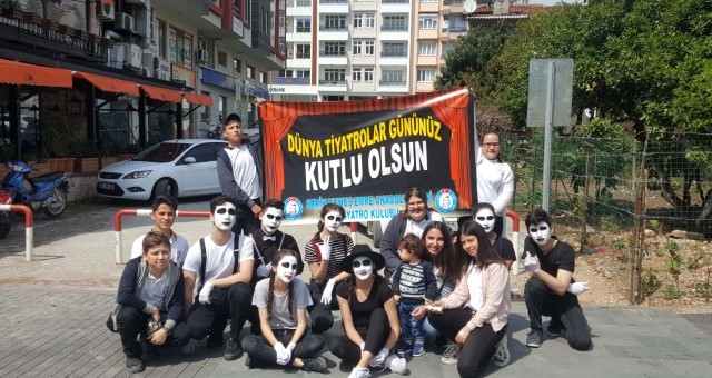Öğrencilerden Tiyatrolar Günü Etkinliği