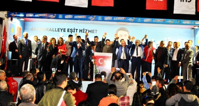 Mecek, Cumhuriyet Mahallesi’nde binlerce kişiyle Andımızı okuttu