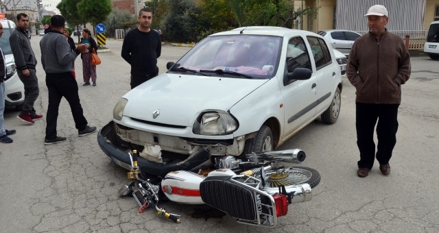 Otomobille Çarpışan Motosikletli Yaralandı