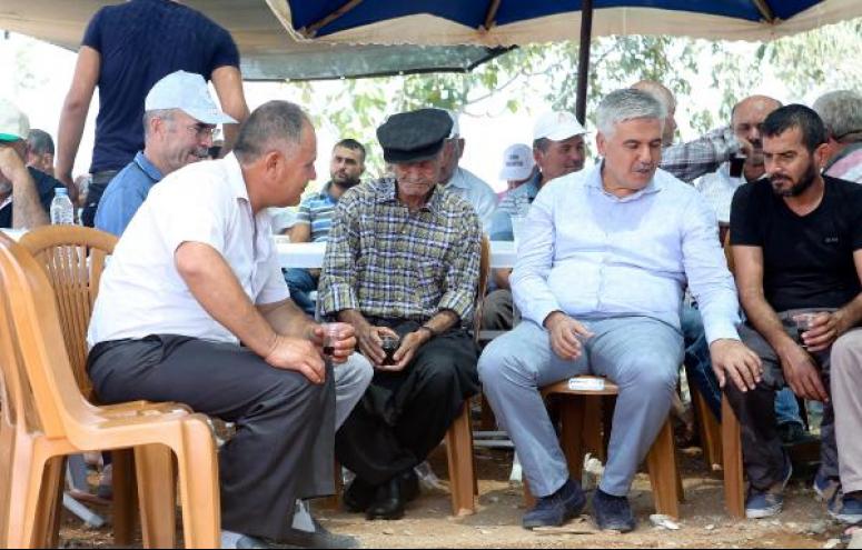 Dede Akkabak Evinde Taziyeleri Kabul Ediyor