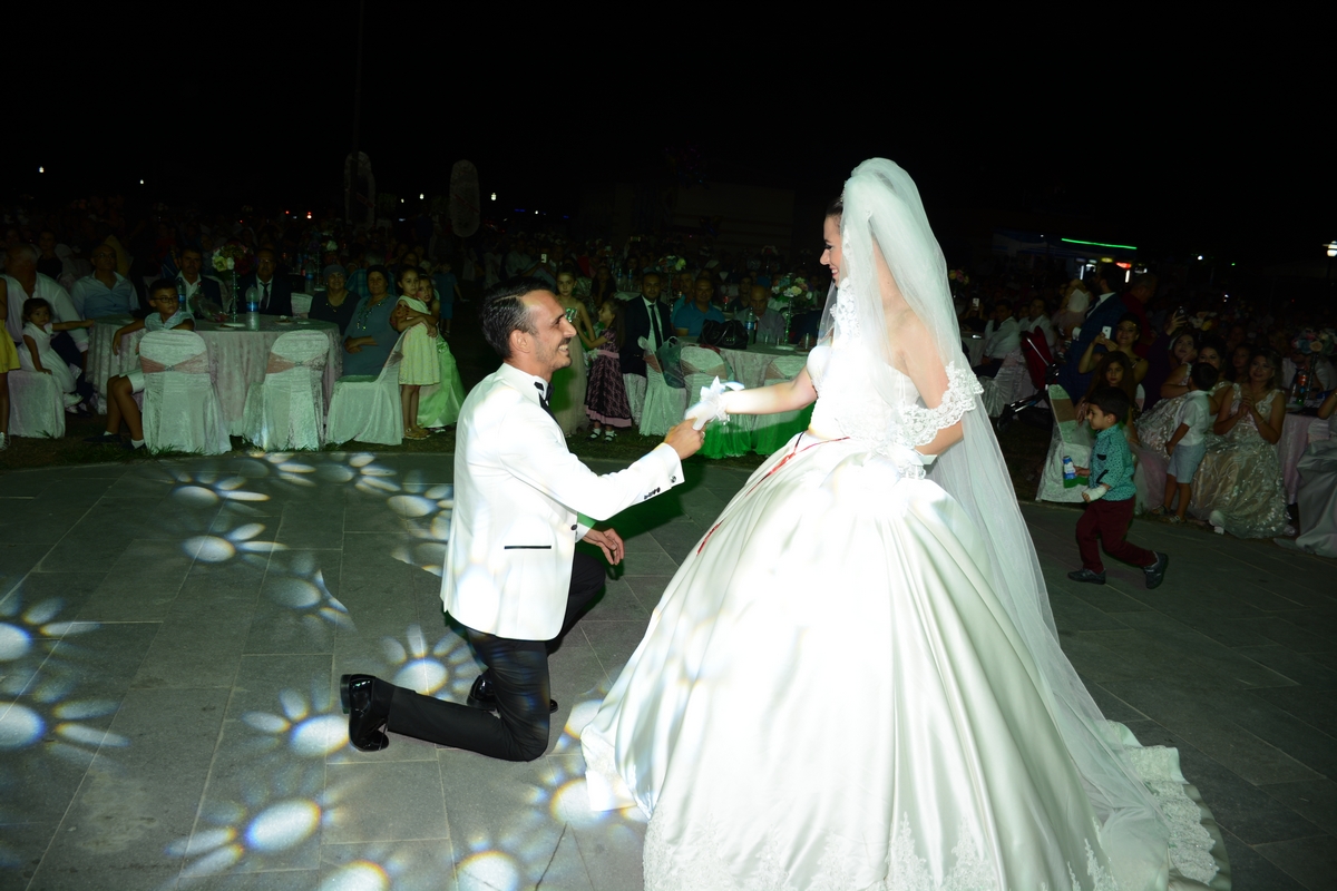 Raziye ve Veli Alp Mutlu Günlerinde Zeybek Şov