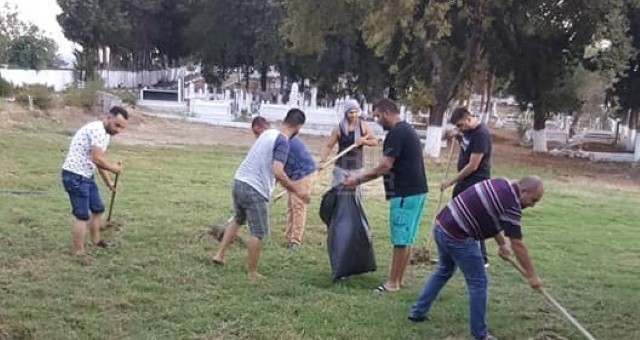 Dernek Üyelerinden Mezarlık Temizliği