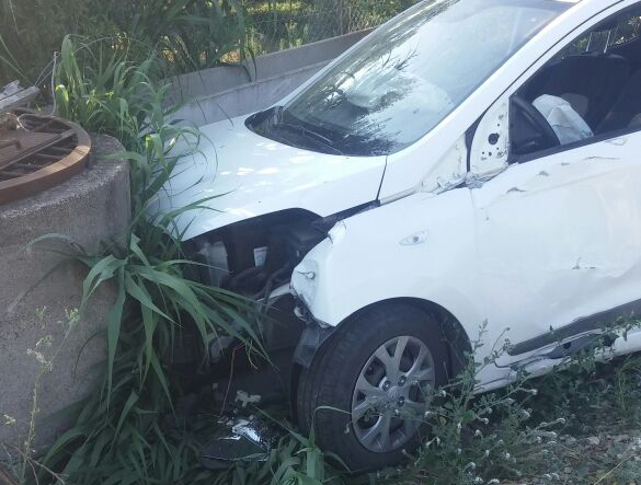 Park halindeki araca çarptı: 2 yaralı