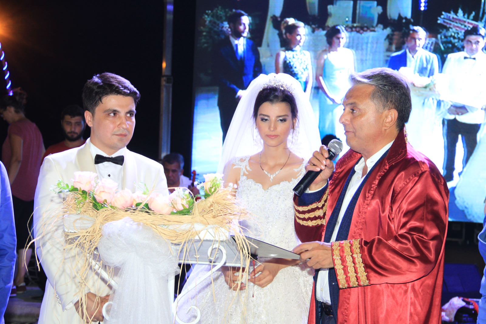 Yağmur Ve Ali Şahane Bir Düğünle Dünya Evine Girdiler