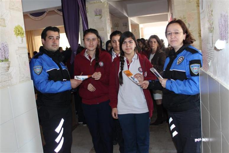 Emniyetten Öğrencilere Bilişim Suçları İle Mücadele Semineri