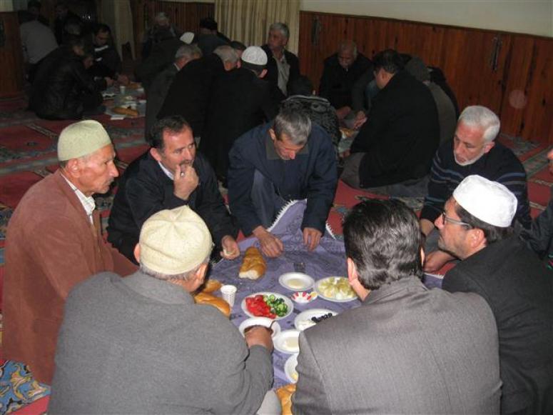Gençlik Sabah Namazında Gedik Camiinde