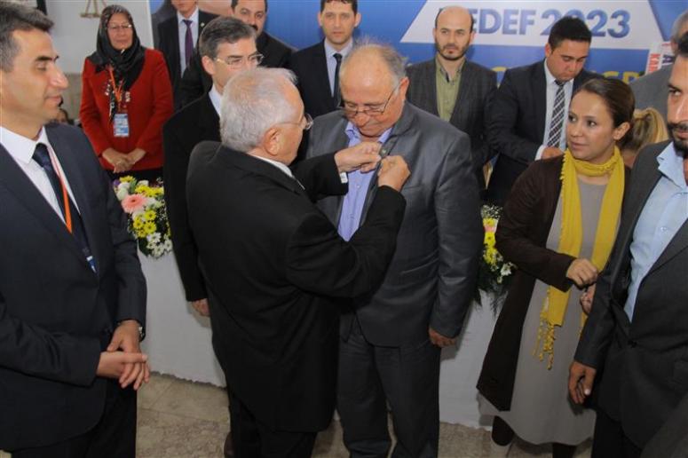 Kani Demir'e Ak Parti Rozeti