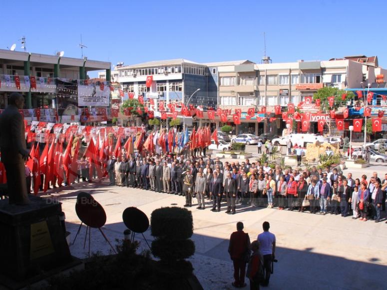 29 Ekim Coşkusu Çelenk Koyma Töreniyle Başladı