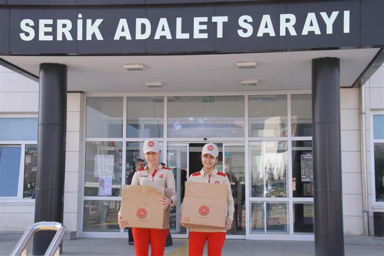 Simit Sarayı Adliye Personeline Simit İkram Etti
