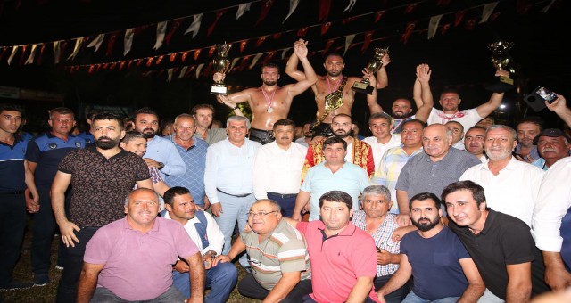 SERİK’TE YAĞLI GÜREŞLER NEFES KESTİ