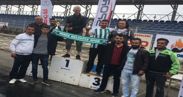 MOTO DRAG YARIŞINDA 3.LÜK KUPASI SERİKTE