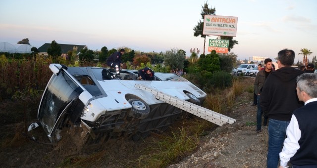 Otel Servisi Şarampole Devrildi: 14 Yaralı