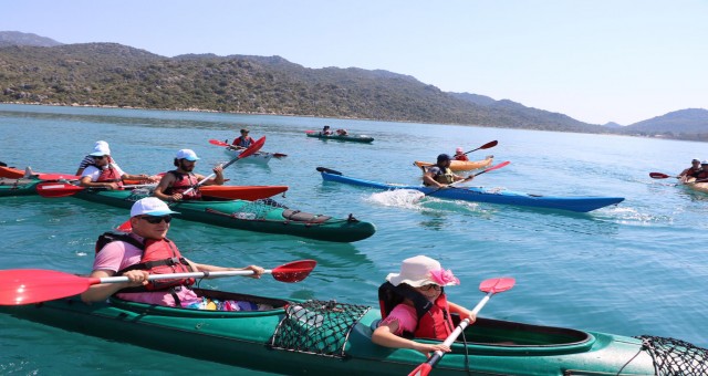 10 MİLYONUNCU TURİST ANTALYA'DA ATAY USLU: TURİZM YÜZLERİ GÜLDÜRDÜ
