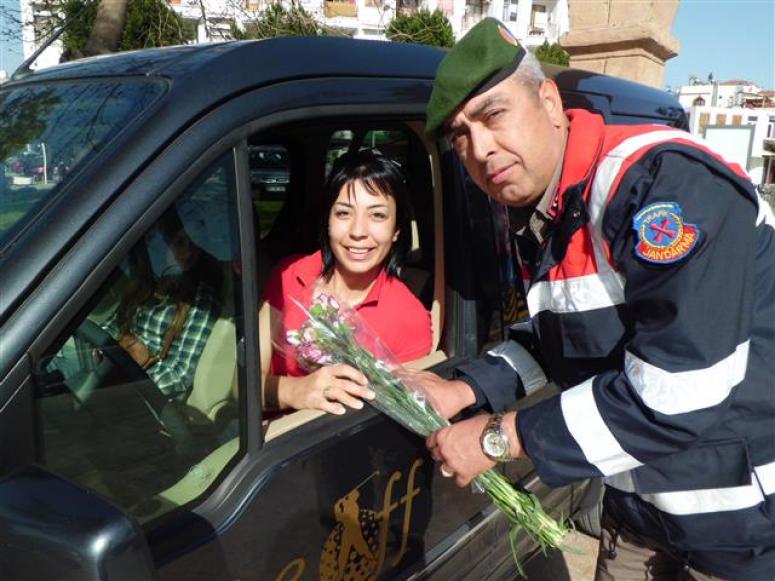 Jandarma’dan Kadınlar Gününü Karanfil Dağıtarak Kutladı