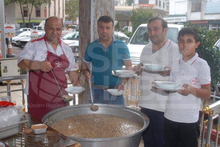 Şahmaran Etli Pide Aşure Dağıttı