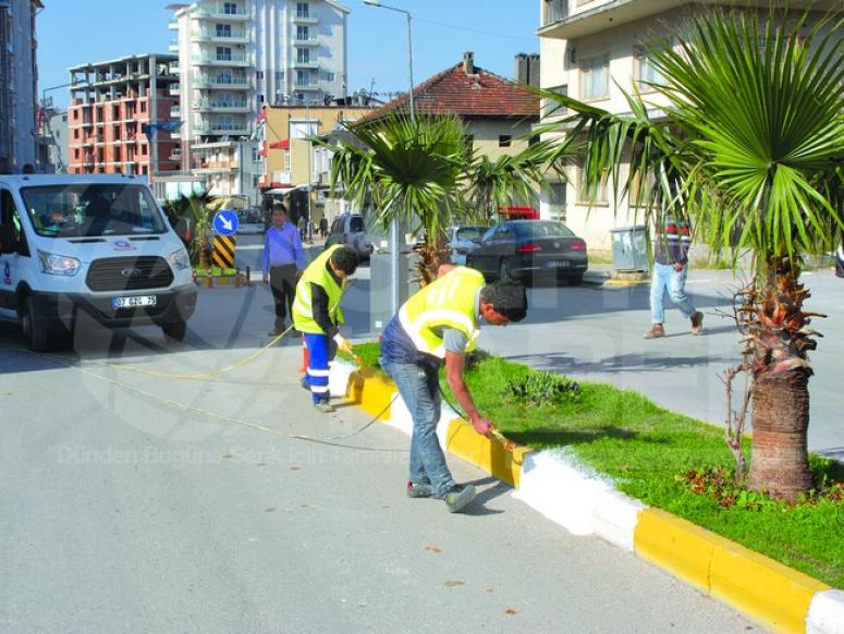 Büyükşehir kaldırımları boyuyor