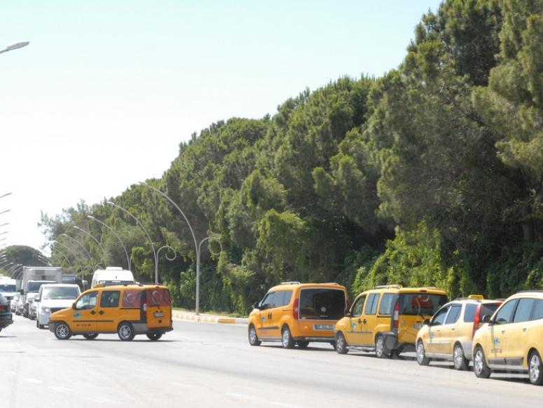 Belek'te Taksiciler Kontak Kapattı, Esnaf Kepenk İndirdi.