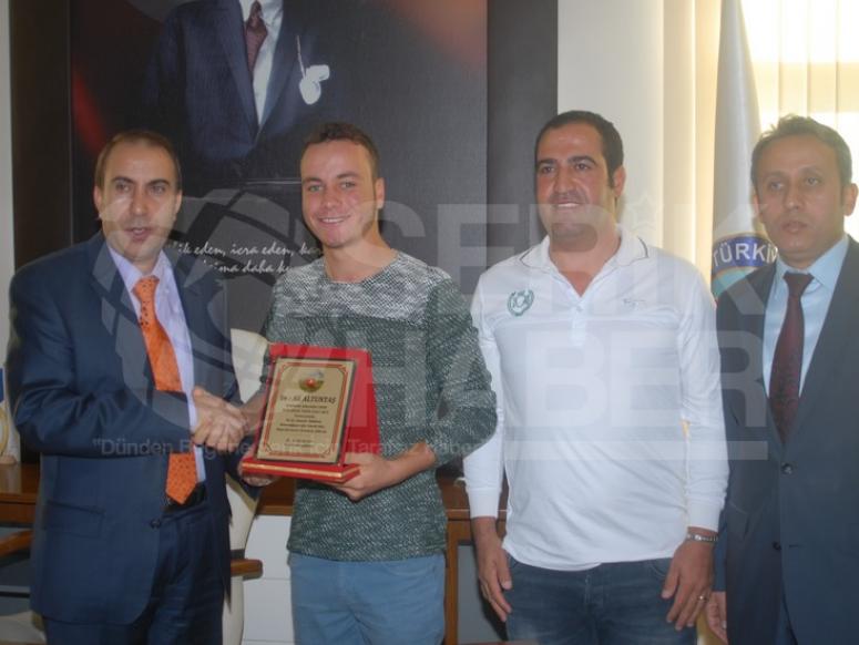 Genç Golfçü Ali Altuntaş'a Bir Ödülde Kaymakandan Altan Verdi