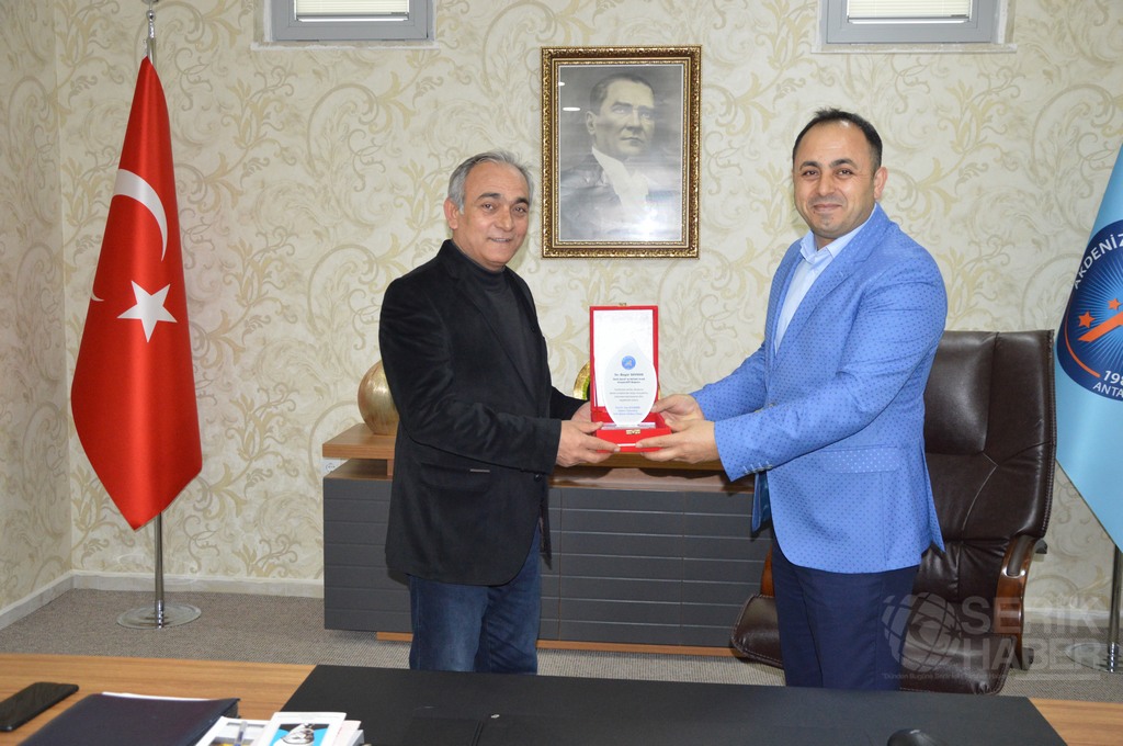 Akdeniz Üniversitesi'nden Bayar Savran'a Teşekkür Plaketi