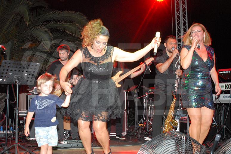 Işın Karaca Yeğeni ile Serik'te Konser Verdi