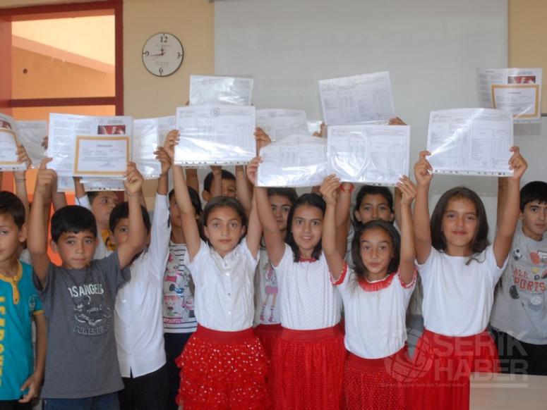 Öğrenciler Karneleri Kaymakamdan Aldı