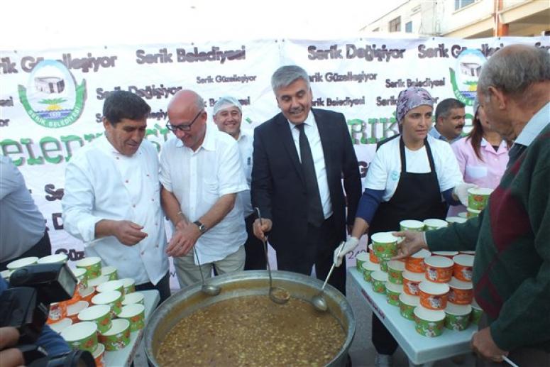 Serik Belediyesi Aşure dağıtımı Gerçekleştirdi