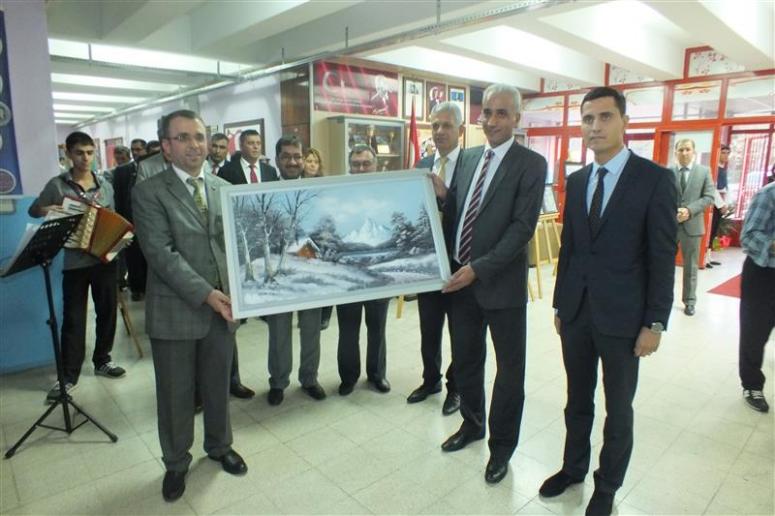 Anadolu Lisesi Öğrencilerinden Resim Sergisi 