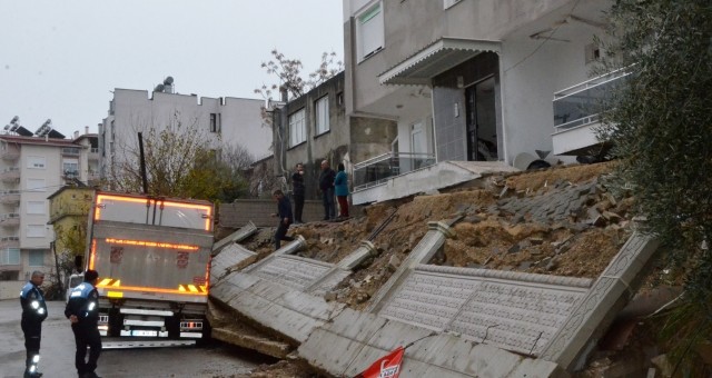Serik'te Yağmurdan İstinat Duvarı Yıkıldı, Su Baskınları Yaşandı