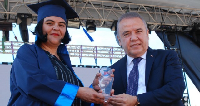 AKEV Üniversitesi İlk Mezunlarını Verdi