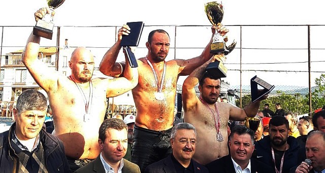 Sezonun İlk Başpehlivanı Ali Gürbüz Oldu