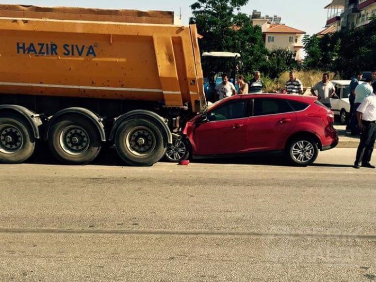 Otomobil Duran tıra arkadan çarptı
