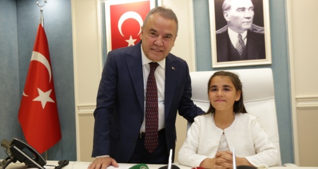 Başkan Böcek Koltuğunu Çocuk Başkana Devretti