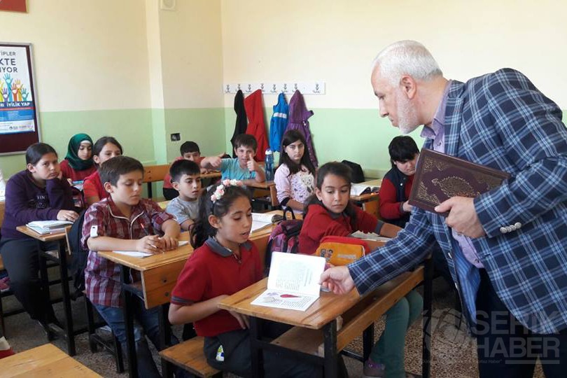 Gençlik Koordinatörlüğü Kur’an-ı Kerim Dağıttı