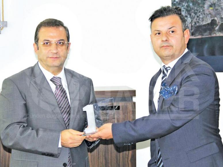 Valiye Özaltın’dan plaket