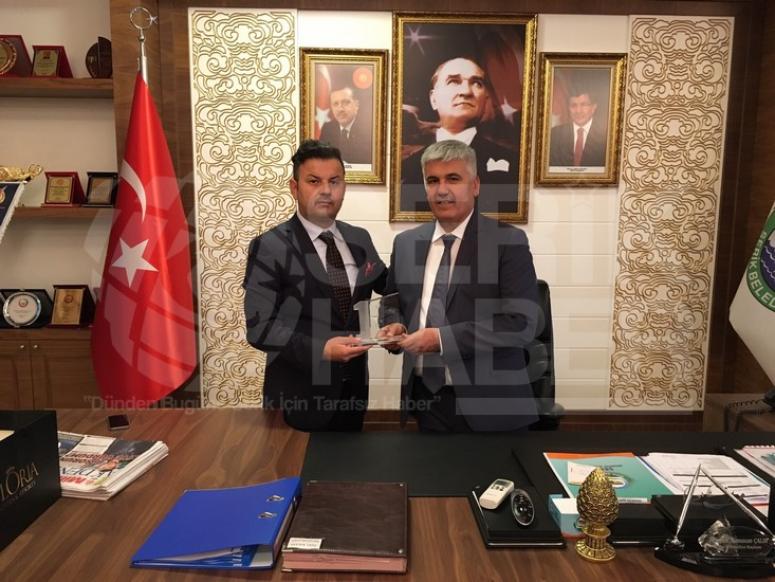 Başkan Çalık’a Özaltın’dan Plaket