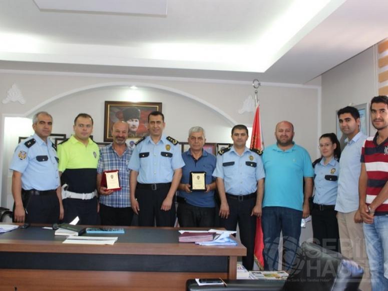 Emekli Polislere Hizmet Plaketi