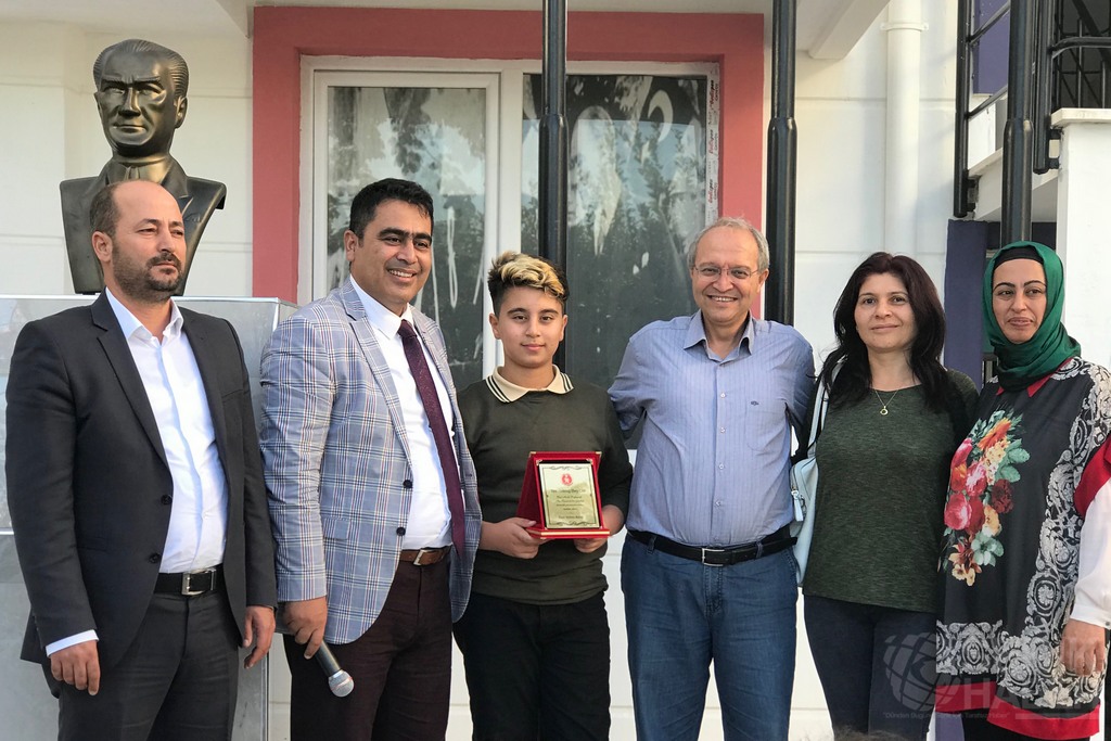 Serik Okul Meclisi Başkanlığı Seçimleri Birincisi Göktuğ İlbey Can’a Plaket