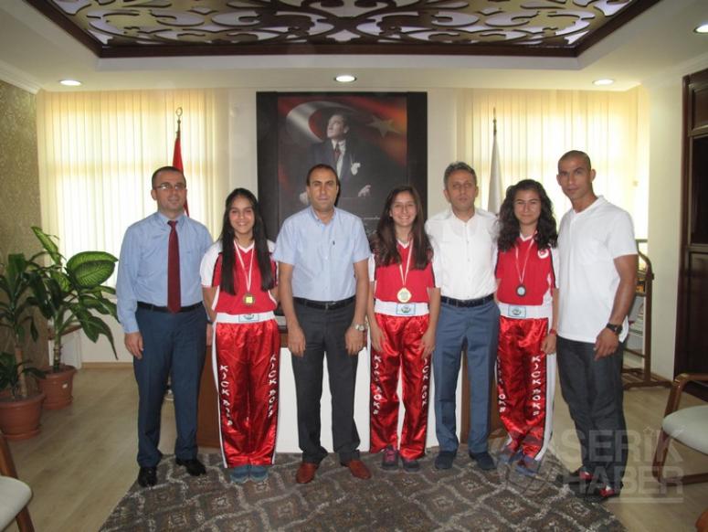 Kaymakam Kick Bokscuları Ödüllendirdi