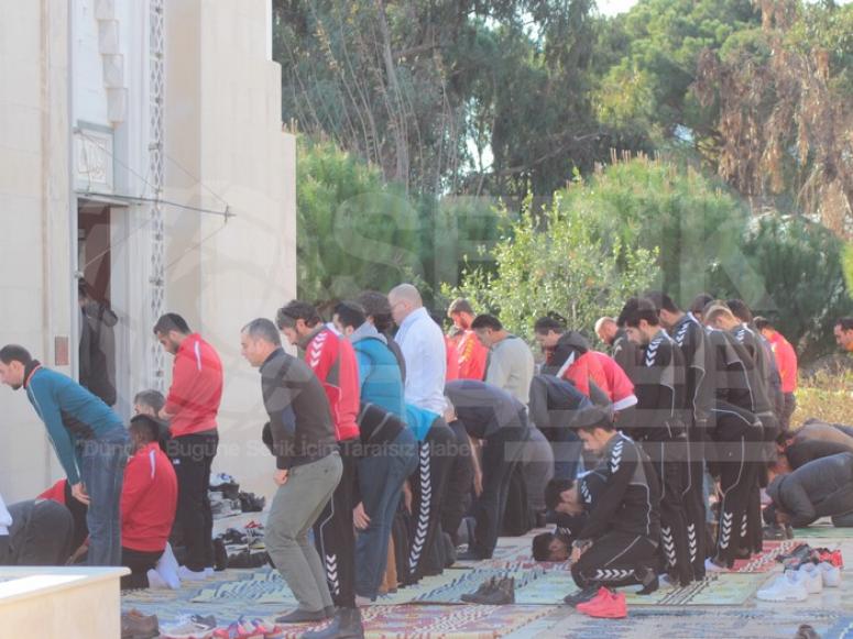 Futbolcular, Dinler Bahçesi'nde Cuma Namazı Kıldı