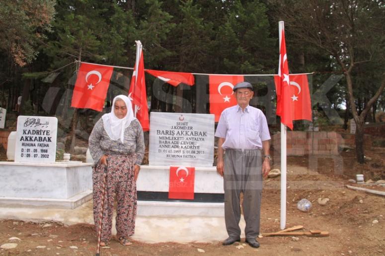 Şehit Barış'ın Mezarı Başında Duygusal Anlar Yaşandı
