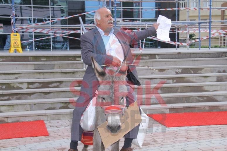 Eski Muhtar Şimşek, Belediye’ye Eşekle Geldi