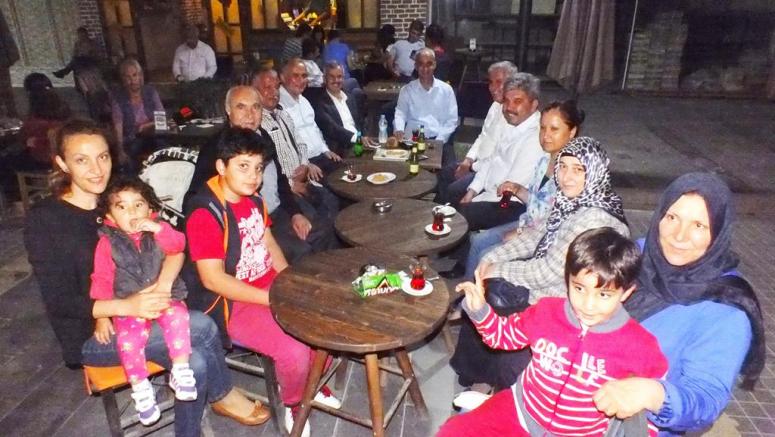 İşler Caddesinde keyifli sohbetler 