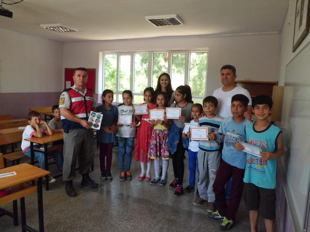 Jandarmadan Öğrencilere Karne Hediyesi