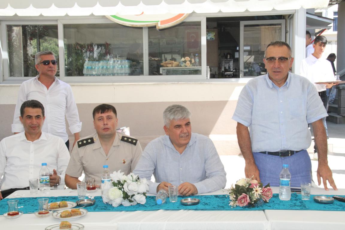 Serik’te Protokol vatandaşla bayramlaştı