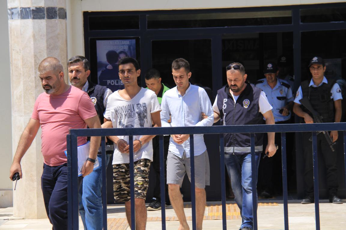 15 Temmuz afişlerini yırtan gençler adliyeye sevk edildi