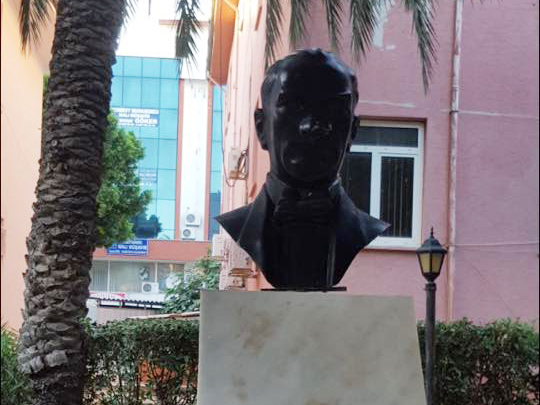 Serik’te Atatürk büstüne taşlı saldırı!