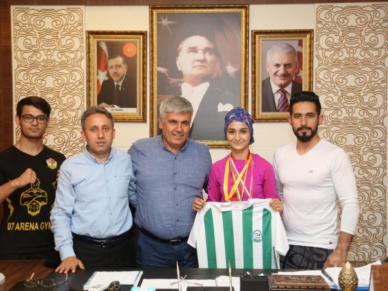 Kick Boks Şampiyonundan Başkan Çalık’a Ziyaret